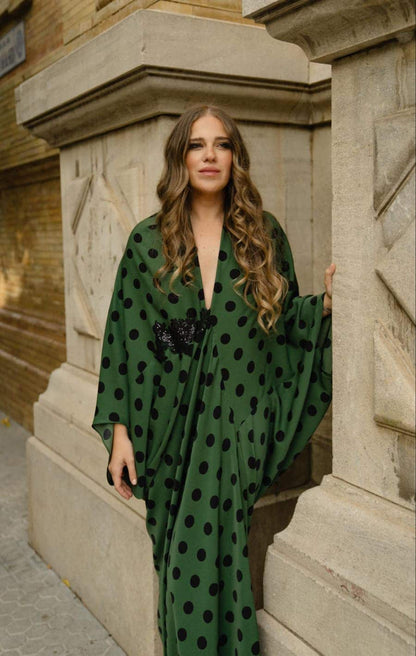 Kimono de invitada verde Shaira con lunares y aplique negro