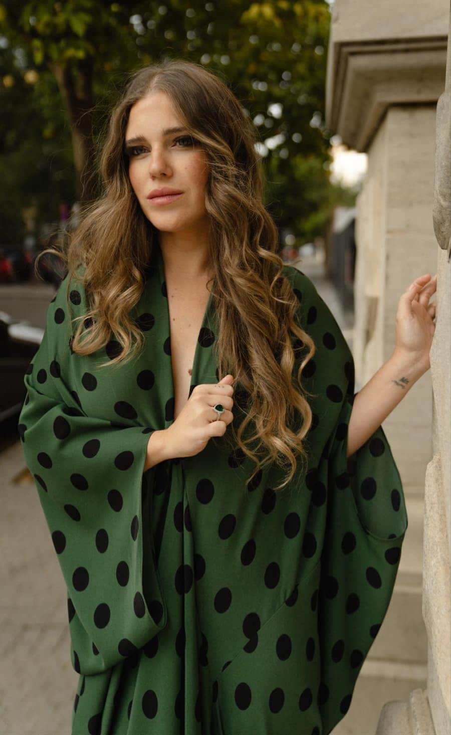 Kimono de invitada verde Shaira con lunares y aplique negro