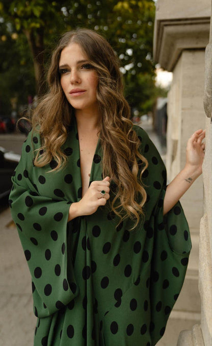 Kimono de invitada verde Shaira con lunares y aplique negro