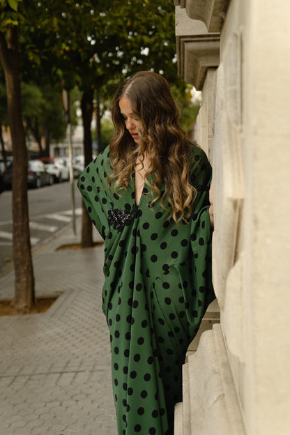 Kimono de invitada verde Shaira con lunares y aplique negro