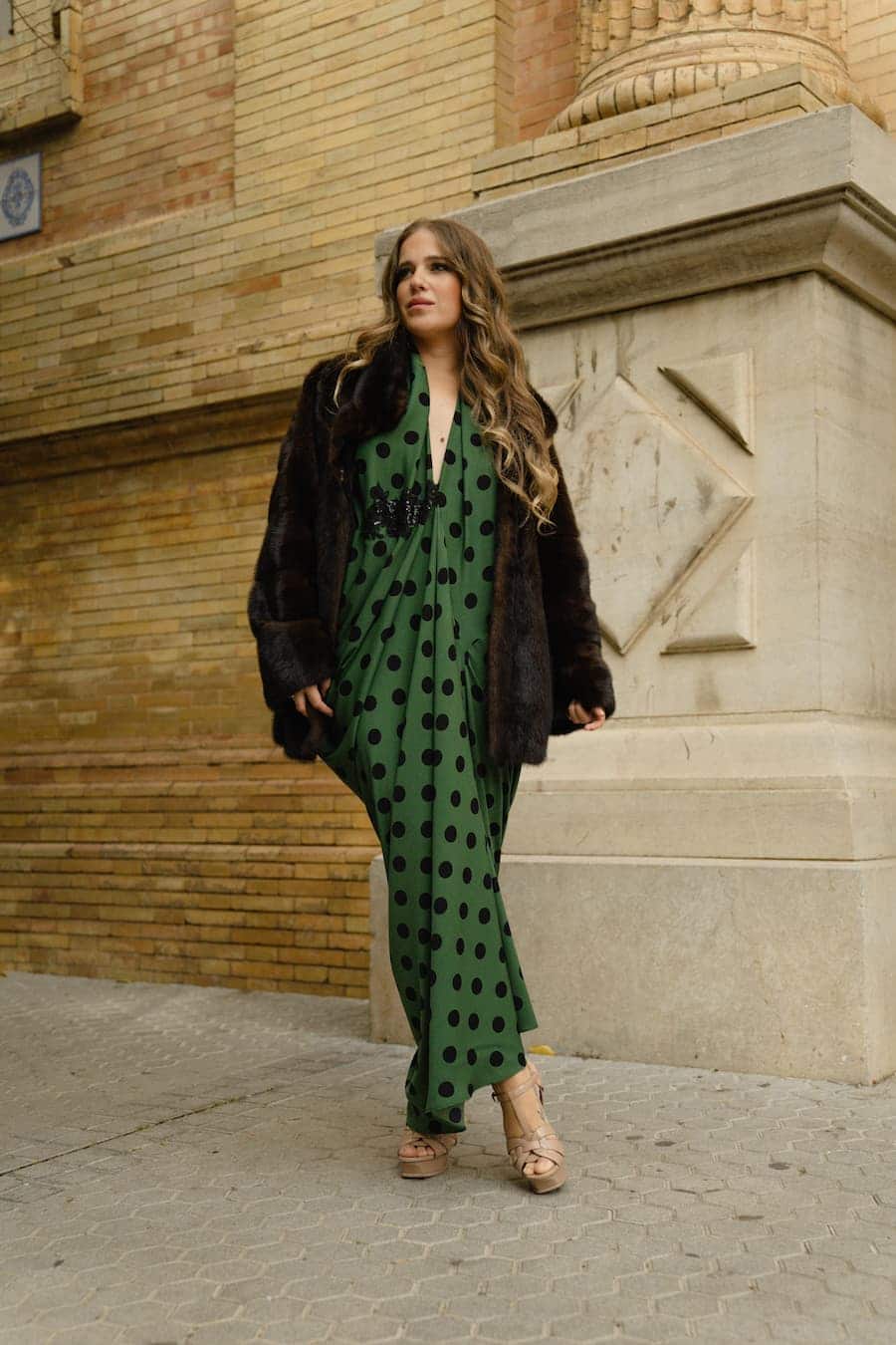 Kimono de invitada verde Shaira con lunares y aplique negro