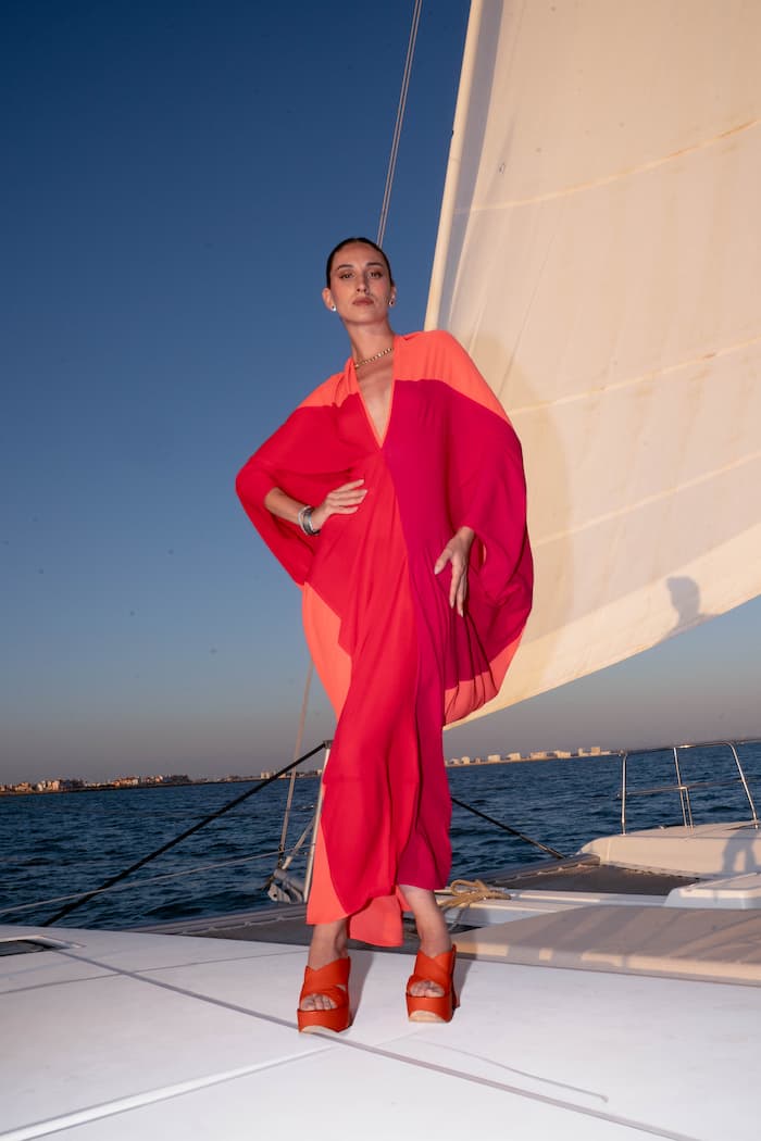 Vestido invitada verano SHAIRA tonos coral, fucsia y rojo