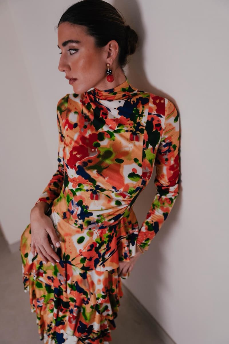 Vestido invitada floral de punto con volantes
