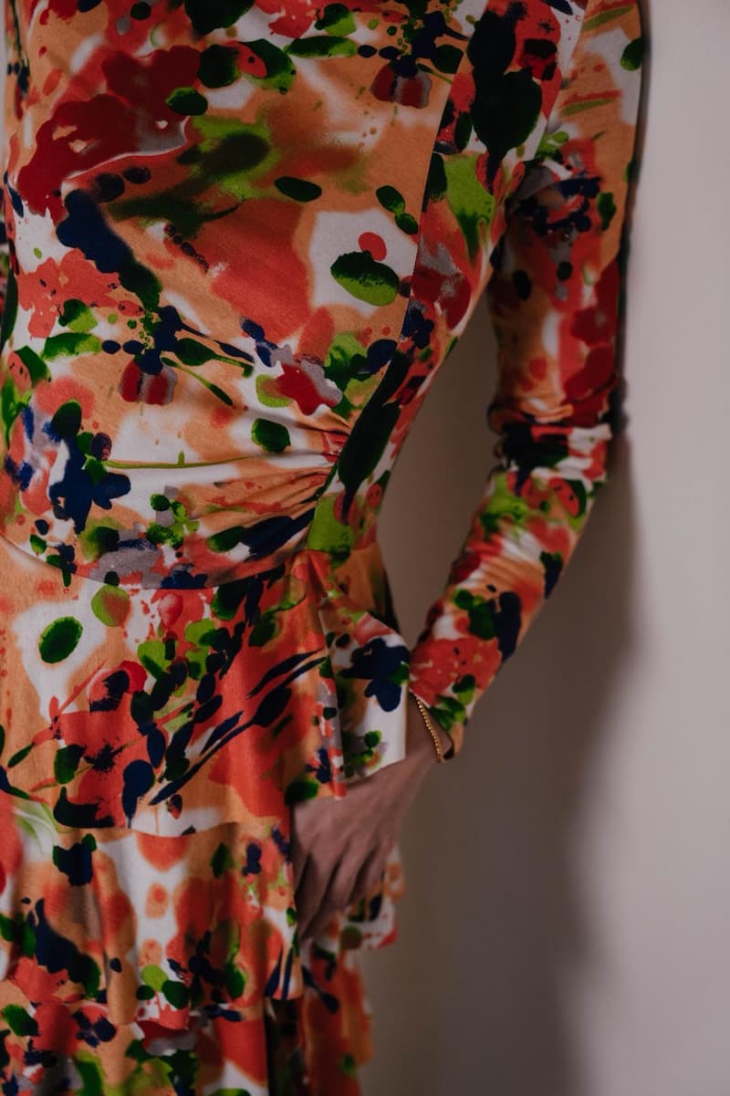Vestido invitada floral de punto con volantes