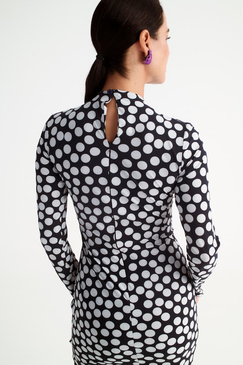 Vestido de invitada negro lunares blanco