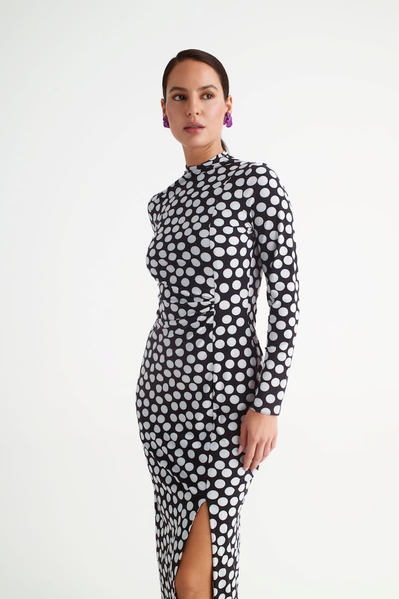 Vestido de invitada negro lunares blanco