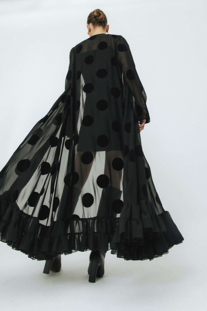 abrigo invitada flamenca negro