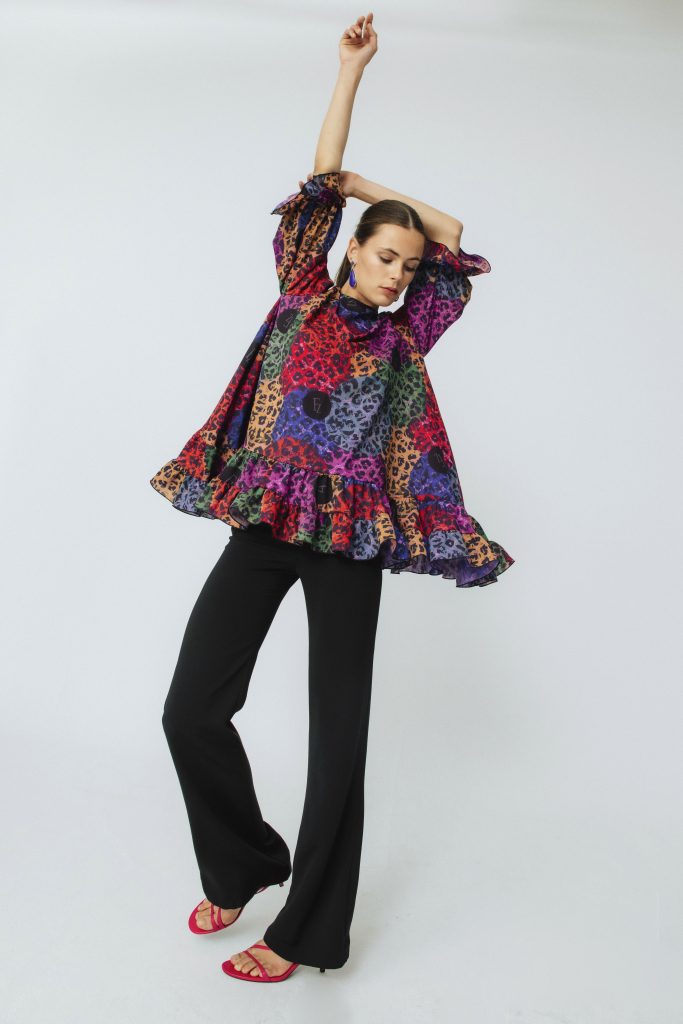 Blusa vaporosa con estampado animal print multicolor para otoño