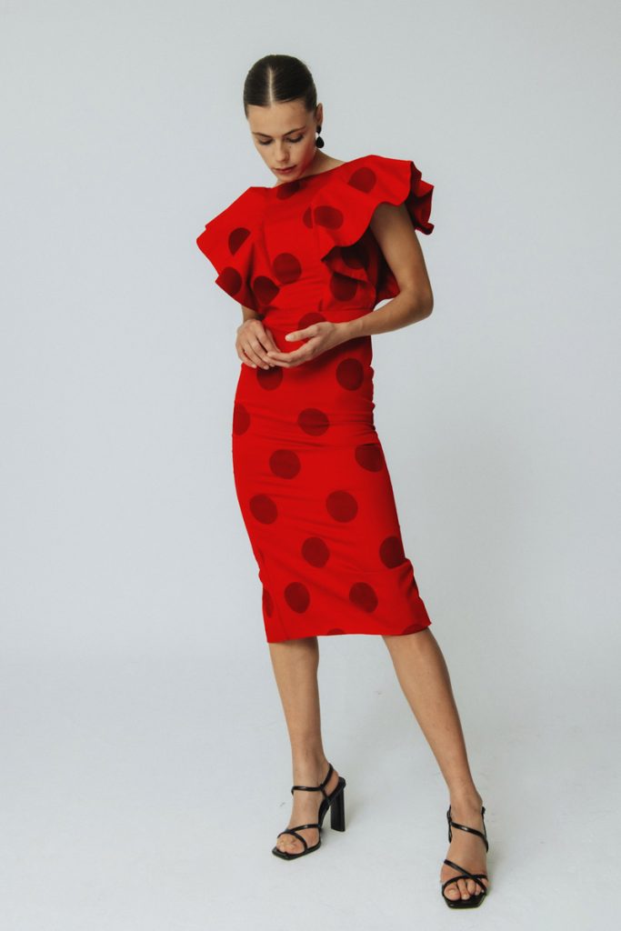 Vestidos de invitada rojo con lunares y volantes