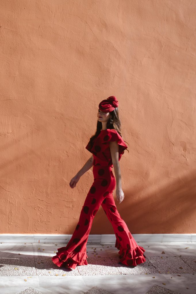 Looks de invitada de boda en rojo con pantalón