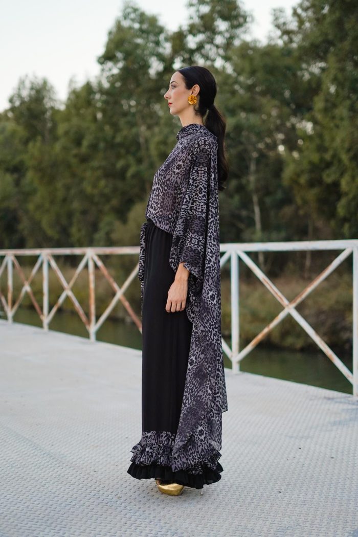 Pantalón de Invitada con Volantes Gasa Print Negro OLVIDO - Imagen 2
