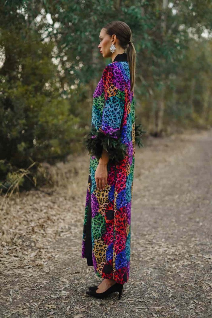kimono animal print y plumas