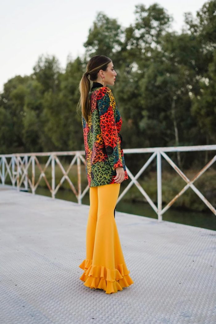 pantalon de invitadas con volante color albero