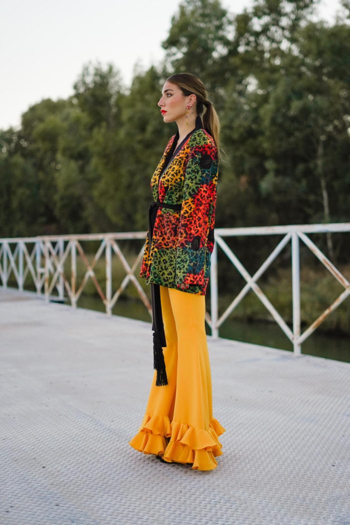 pantalon de invitadas con volante color albero