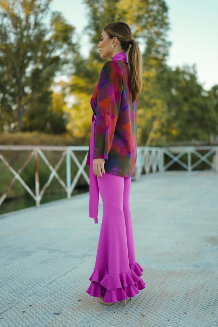 pantalon de invitadas con volante color morado