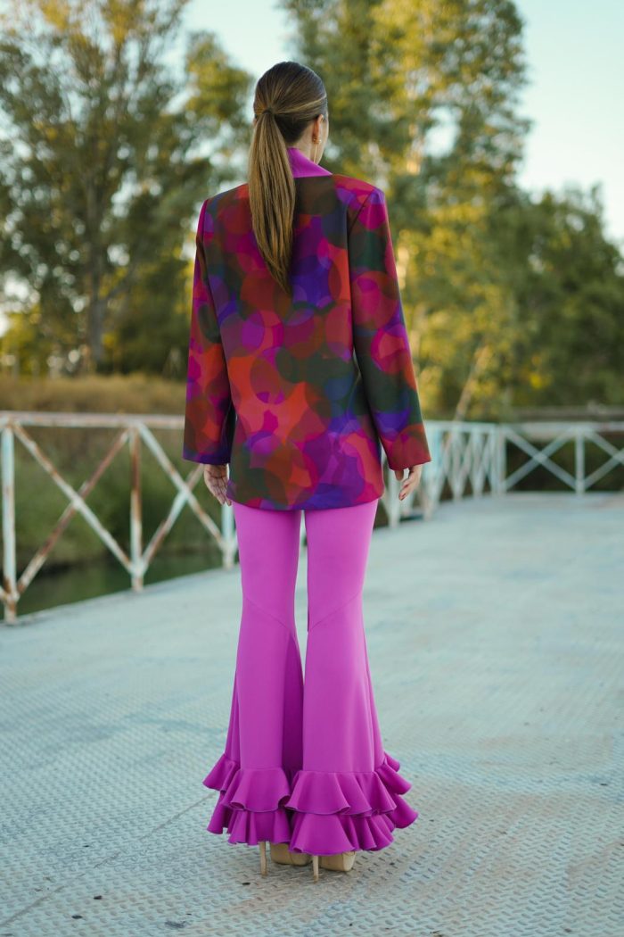 pantalon de invitadas con volante color morado