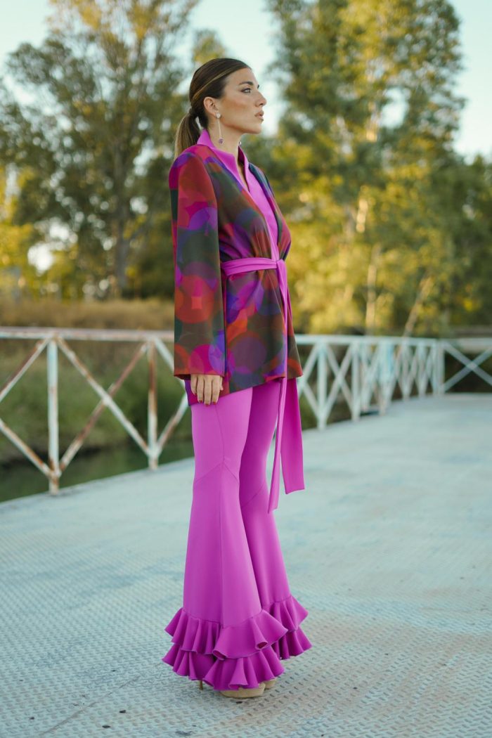 pantalon de invitadas con volante color morado