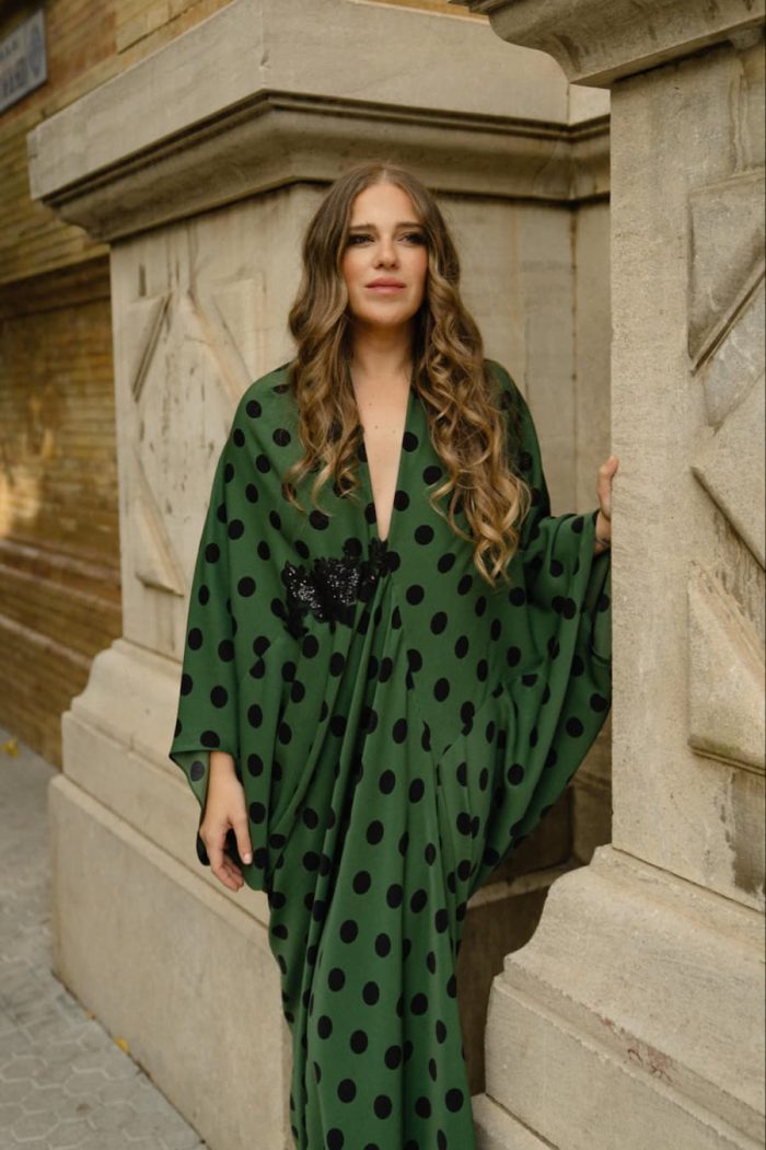 vestido de invitada verde con lunares negros