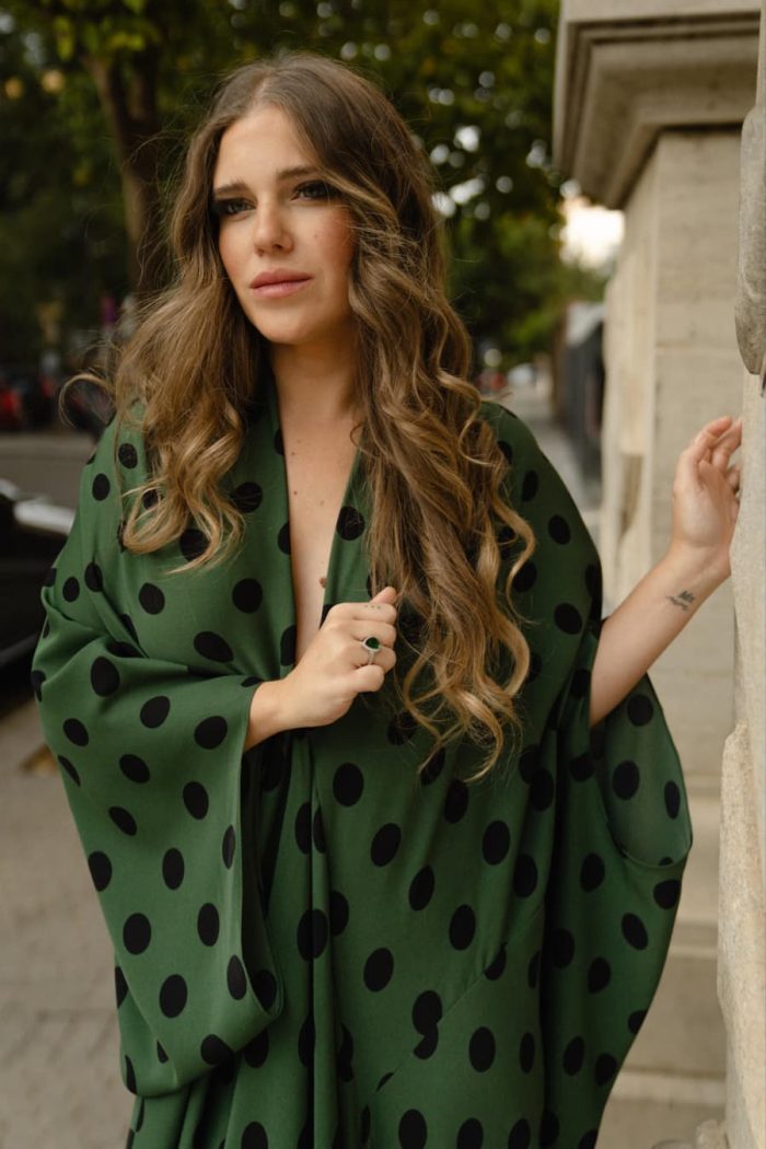vestido de invitada verde con lunares negros