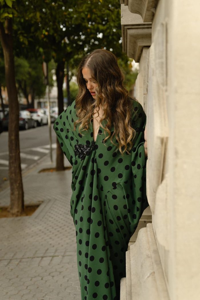 vestido de invitada verde con lunares negros