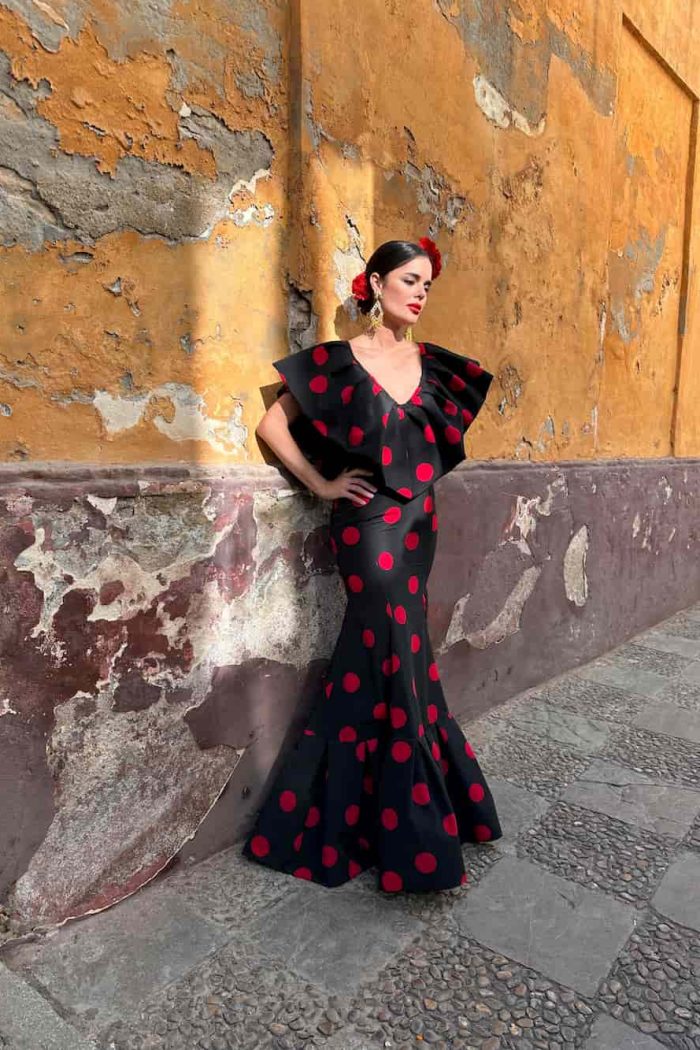 negro con lunar rojo