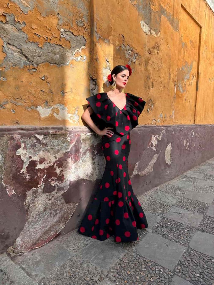 negro con lunar rojo