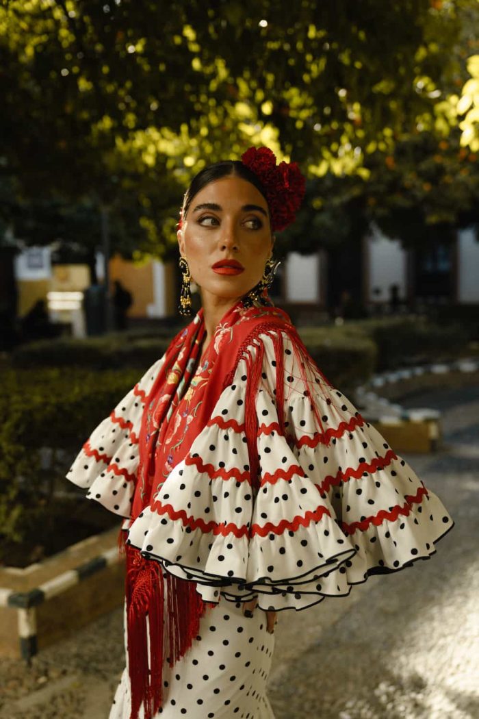 traje flamenca blanco negro y rojo