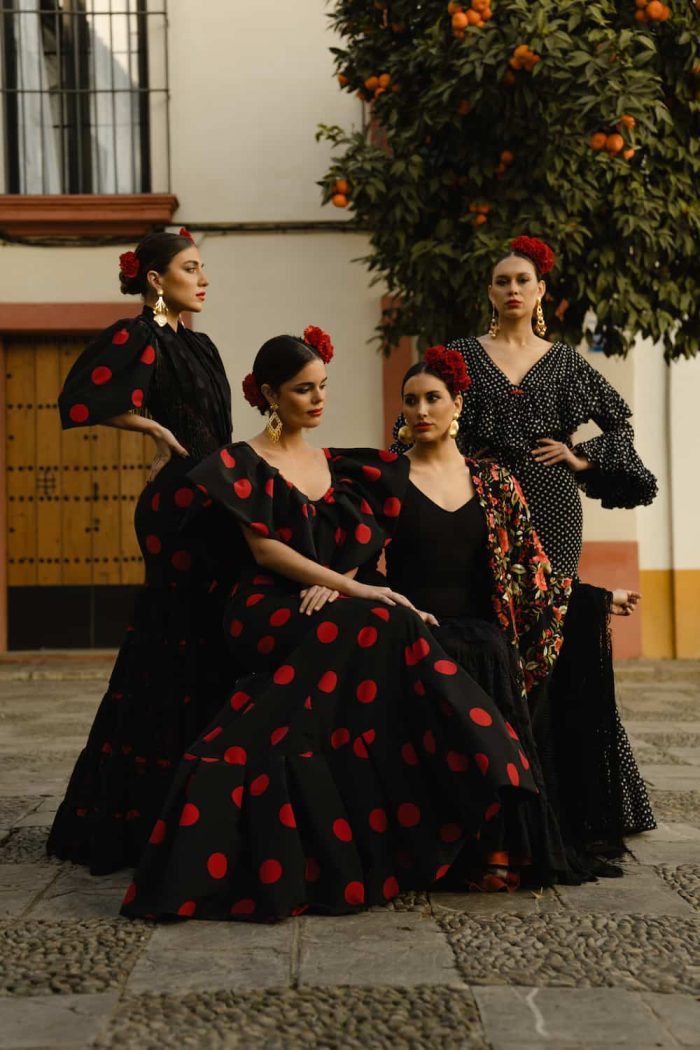 traje flamenca con encaje negro lunar rojo