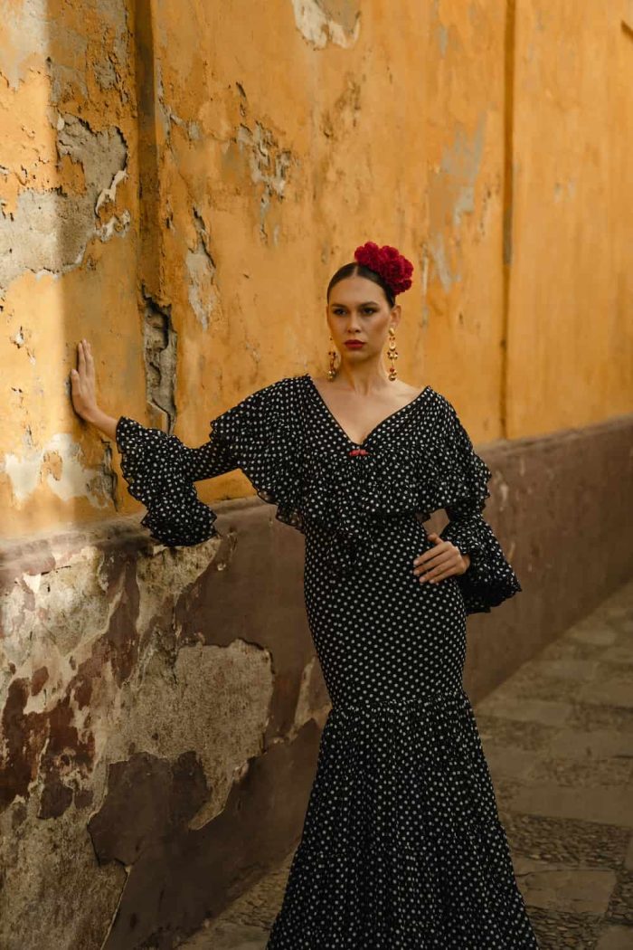 vestido flamenca negro con lunar blanco