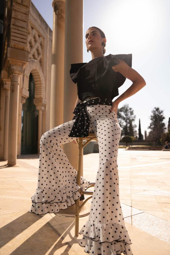 pantalon invitada blanco con lunar negro