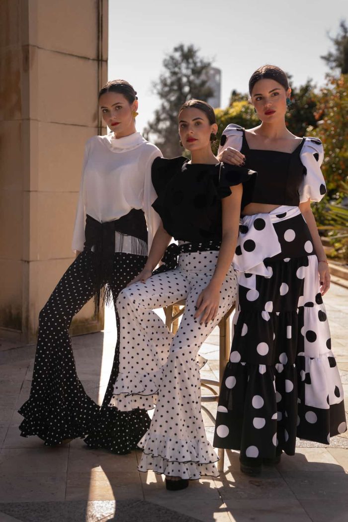 pantalon blanco con lunar negro