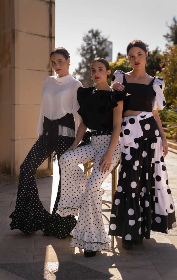 pantalon blanco con lunar negro