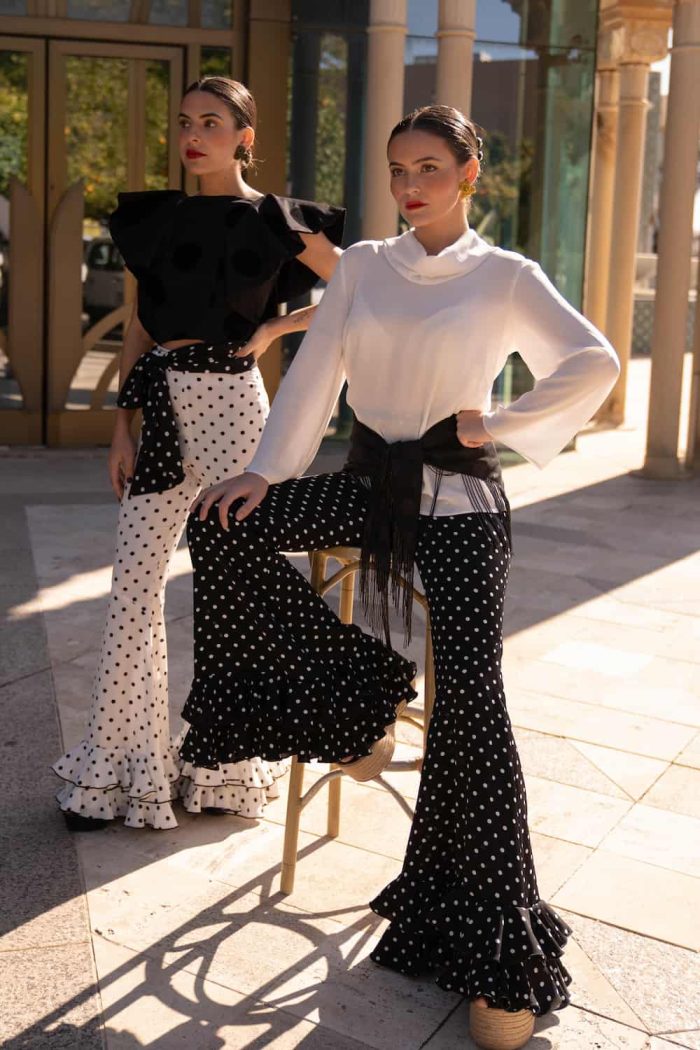 pantalon invitada blanco con volante en el bajo