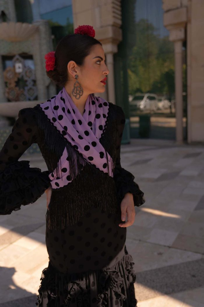 traje de flamenca mantón lila