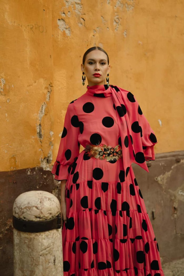 vestido coral lunares negros y volantes