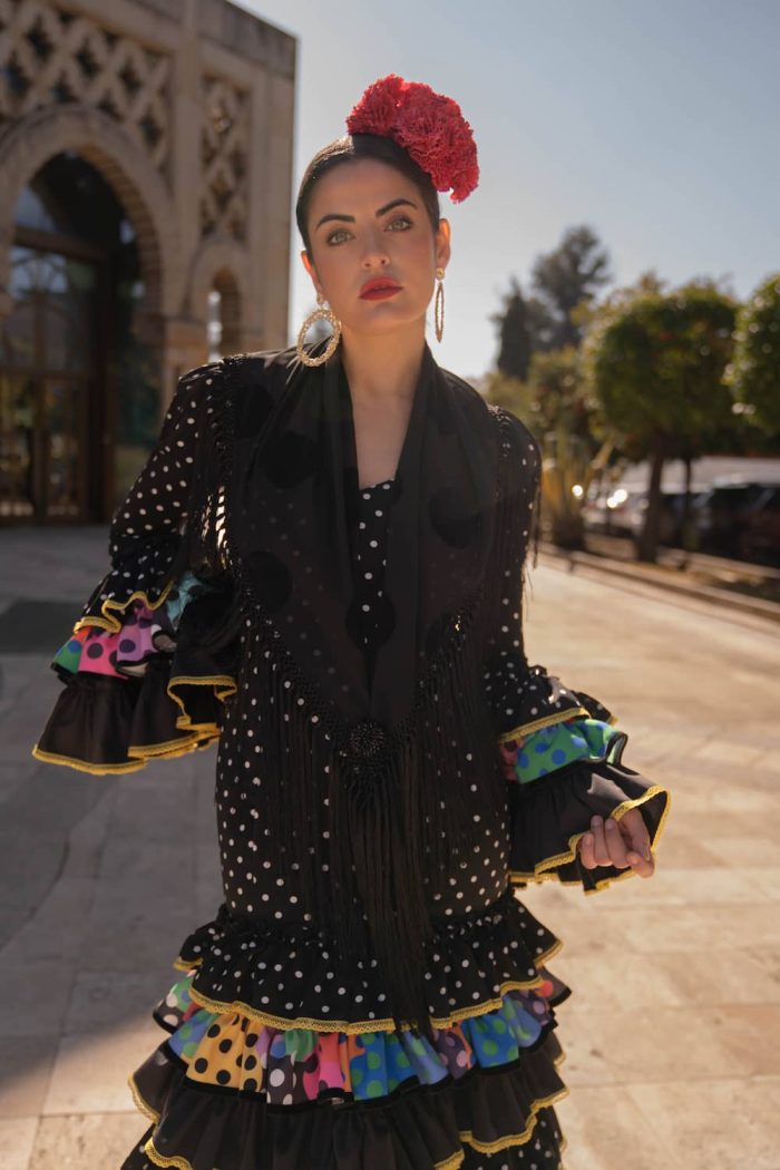 traje de flamenca negro con detalles coloridos