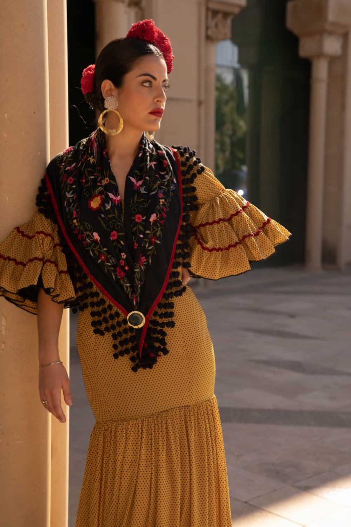 traje flamenca mostaza y negro