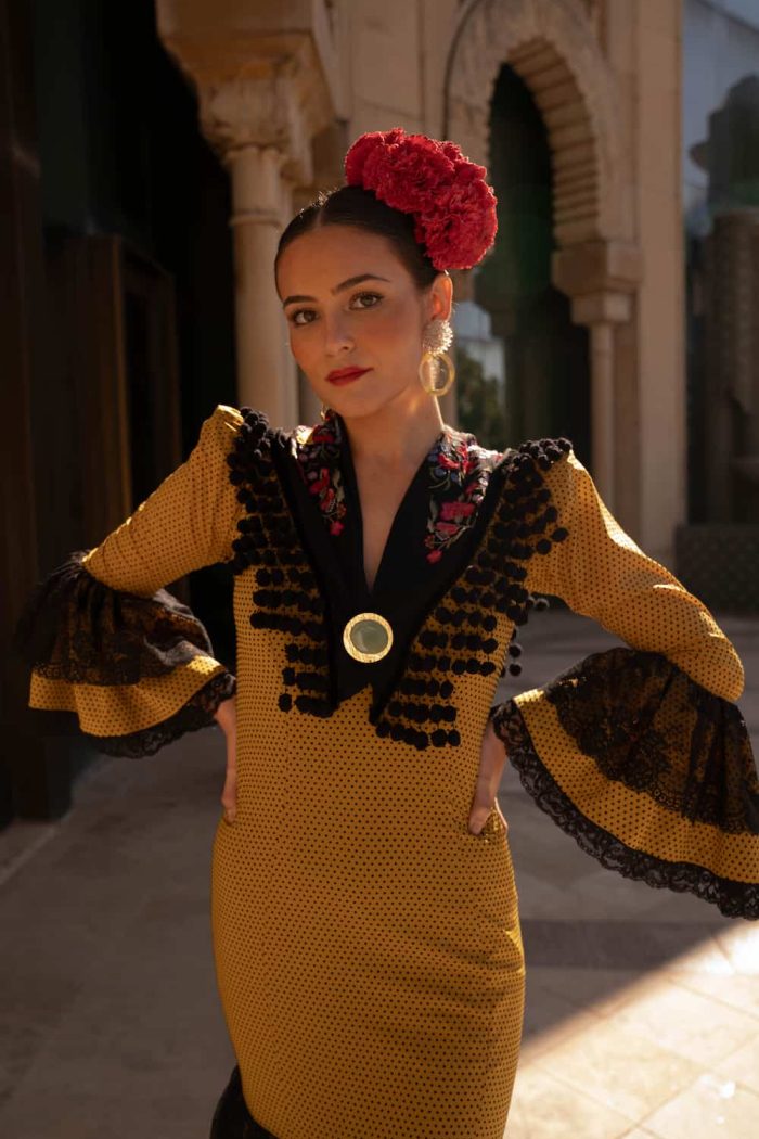 traje de flamenca mostaza y negro