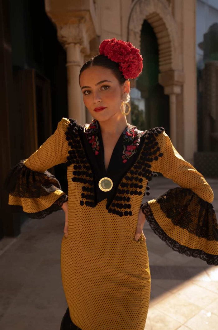 traje de flamenca mostaza y negro