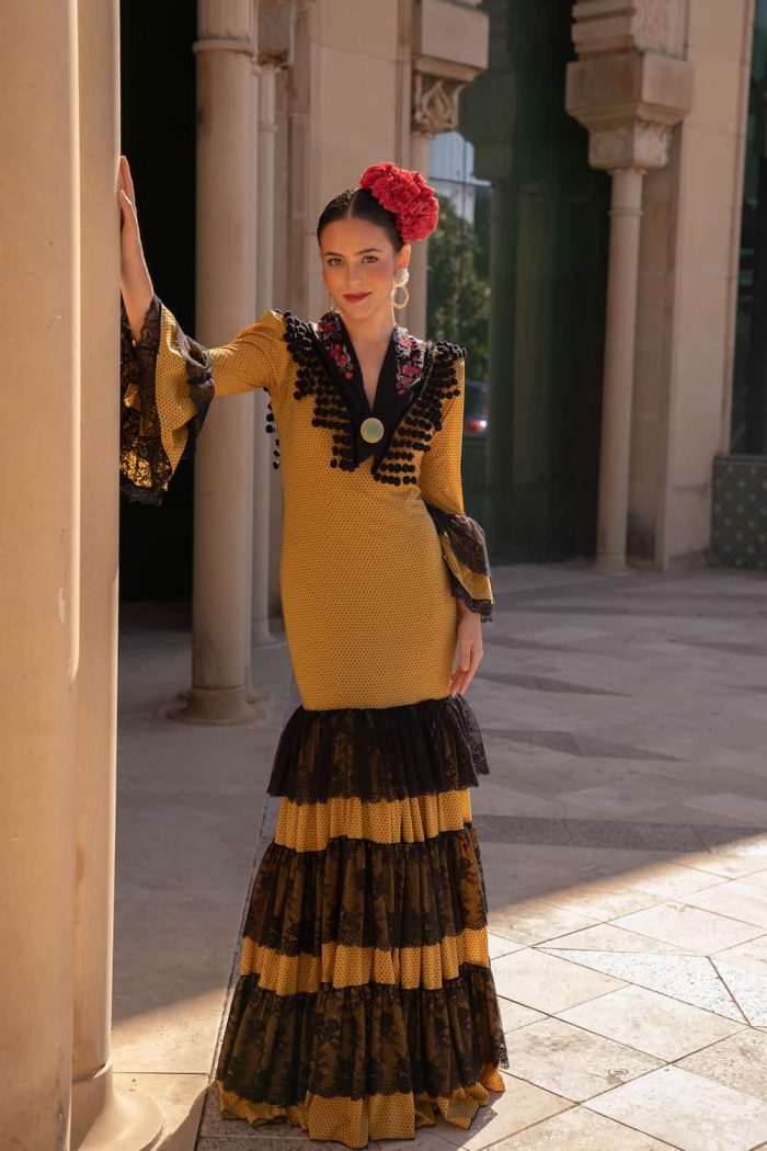 traje de flamenca volantes con encaje negro