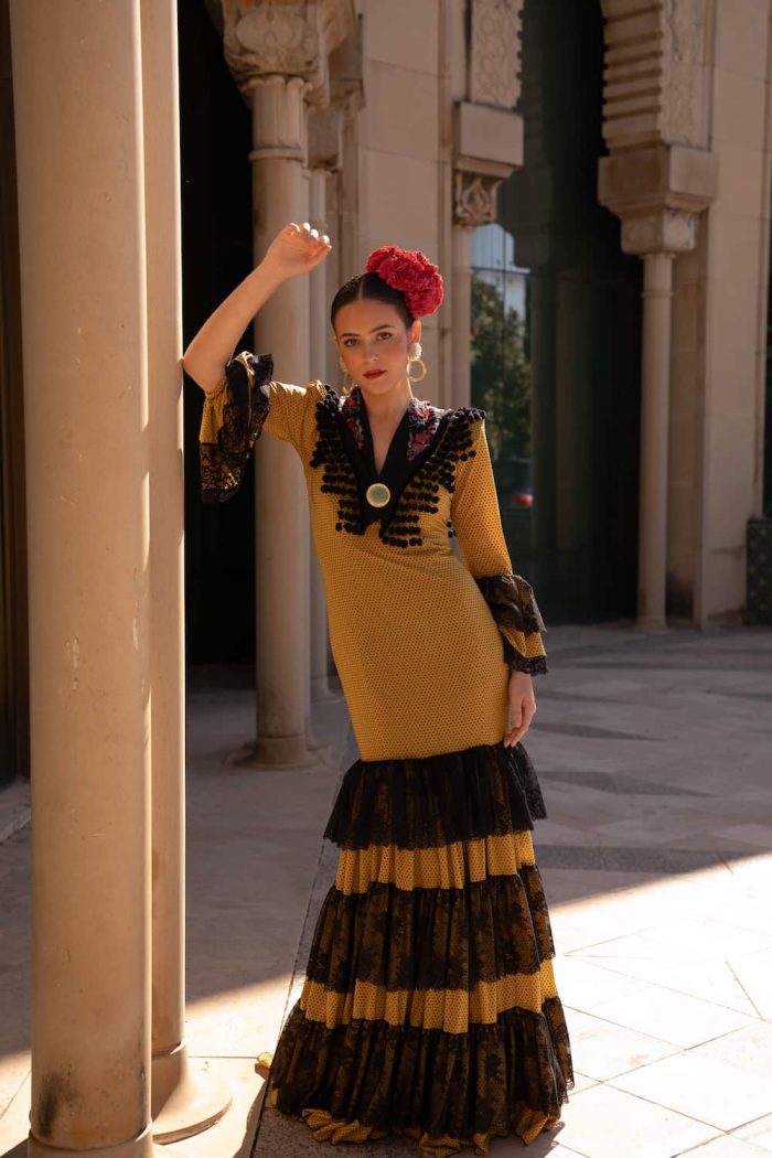 traje de flamenca mostaza y encaje negro