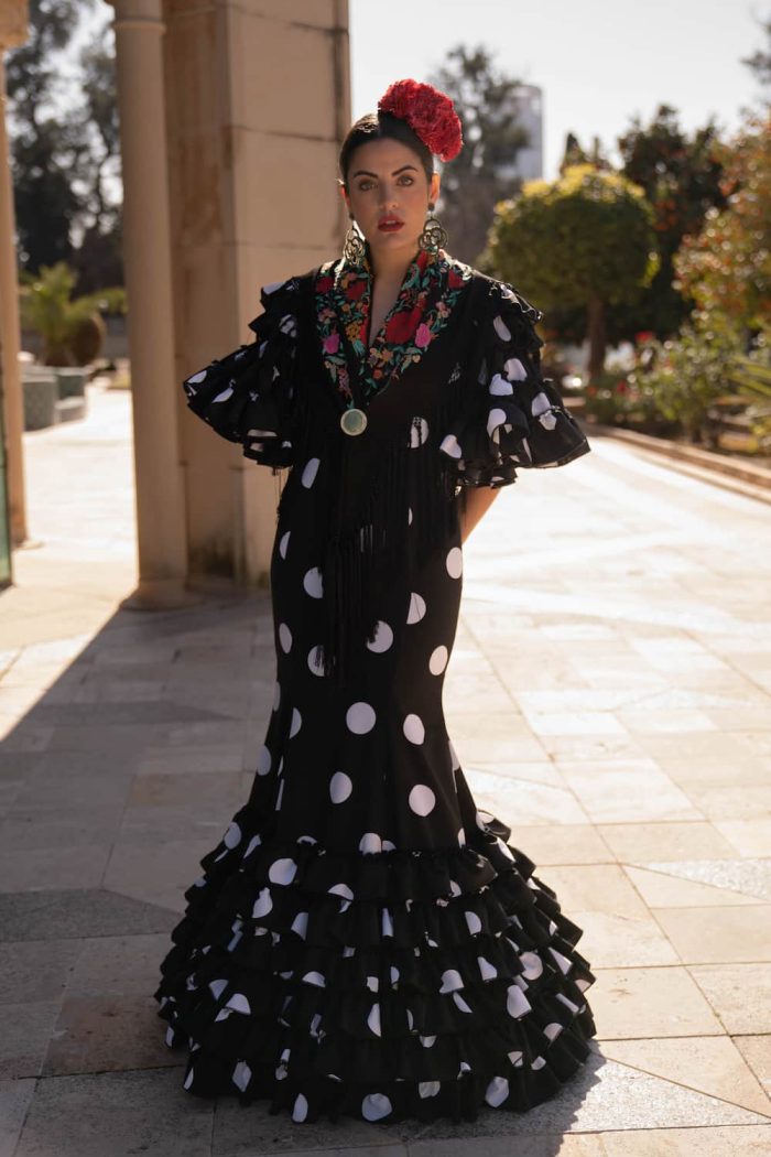 traje de flamenca negro con lunar blanco
