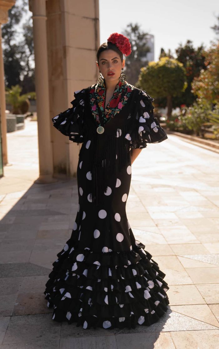 traje de flamenca negro con lunar blanco