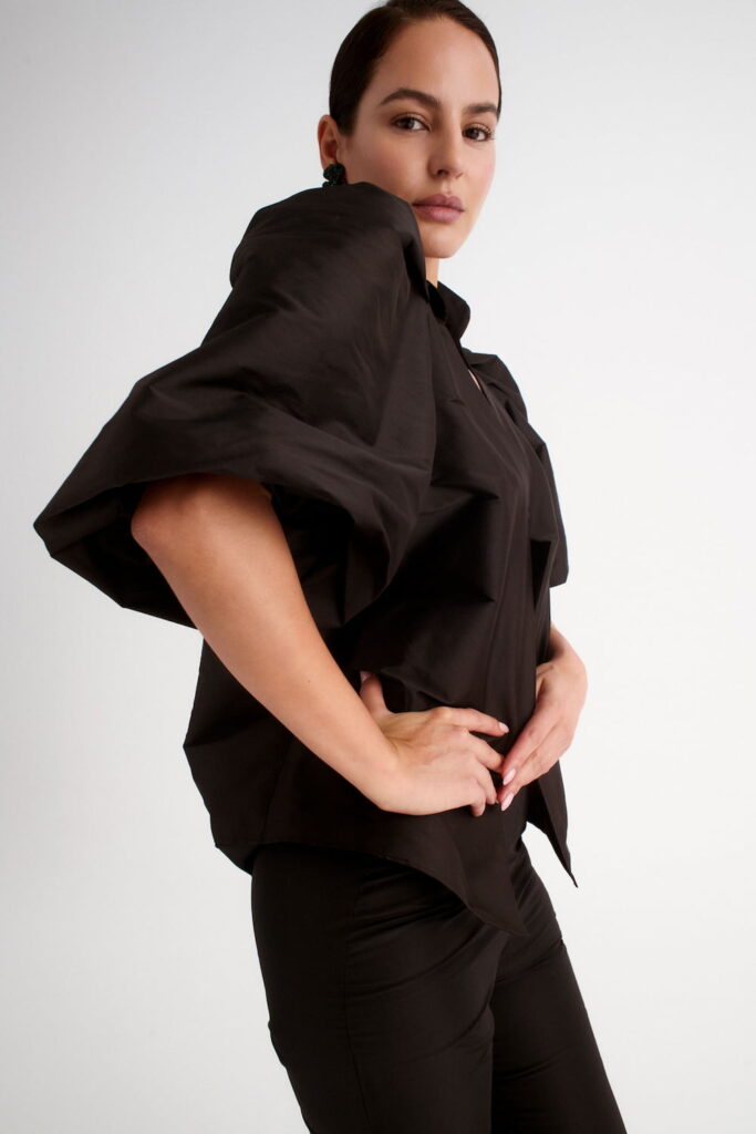 blusa mangas abullonadas negra