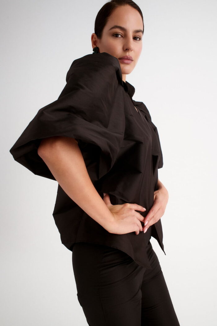 blusa mangas abullonadas negra