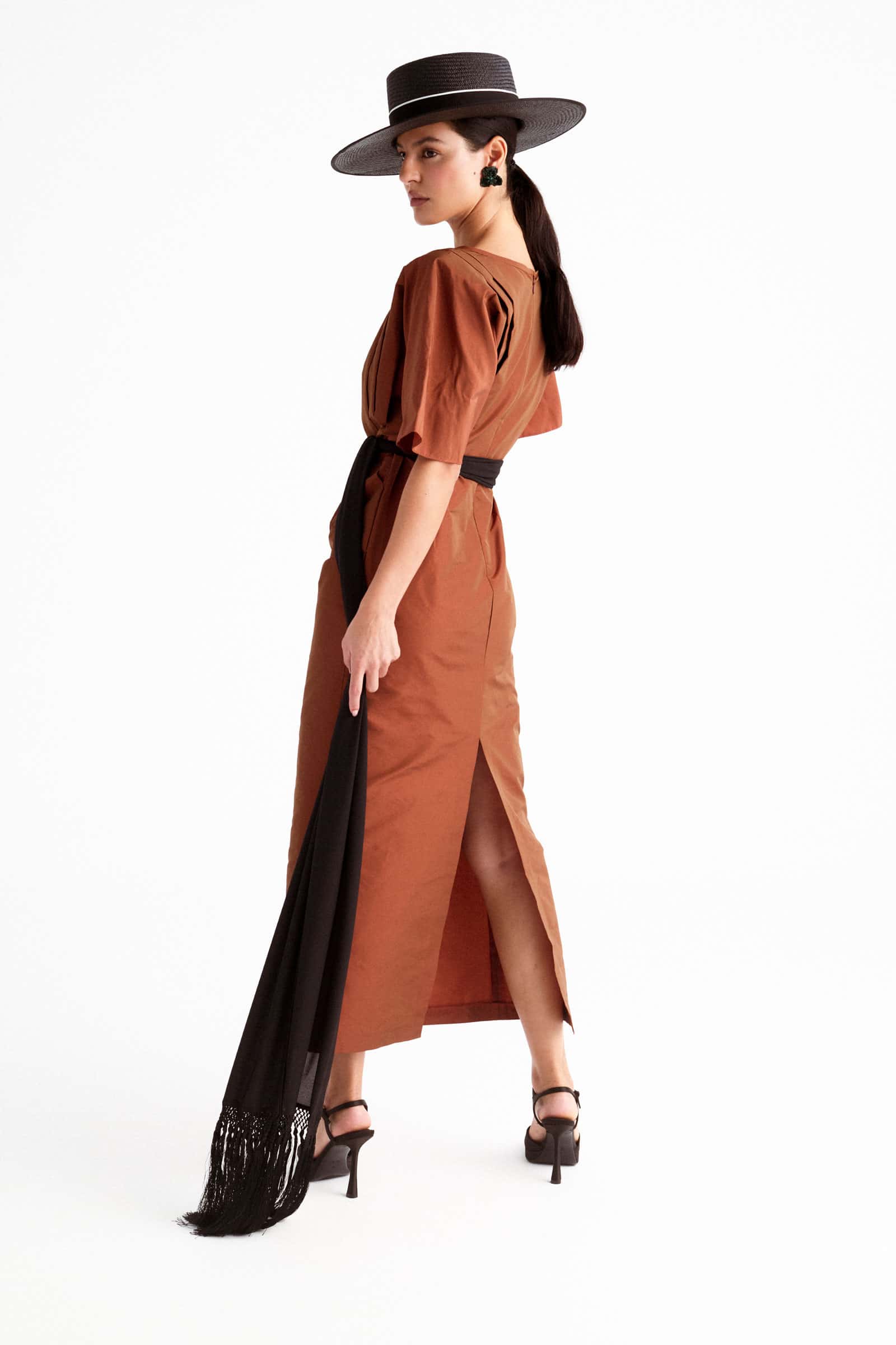 vestido de invitada marrón