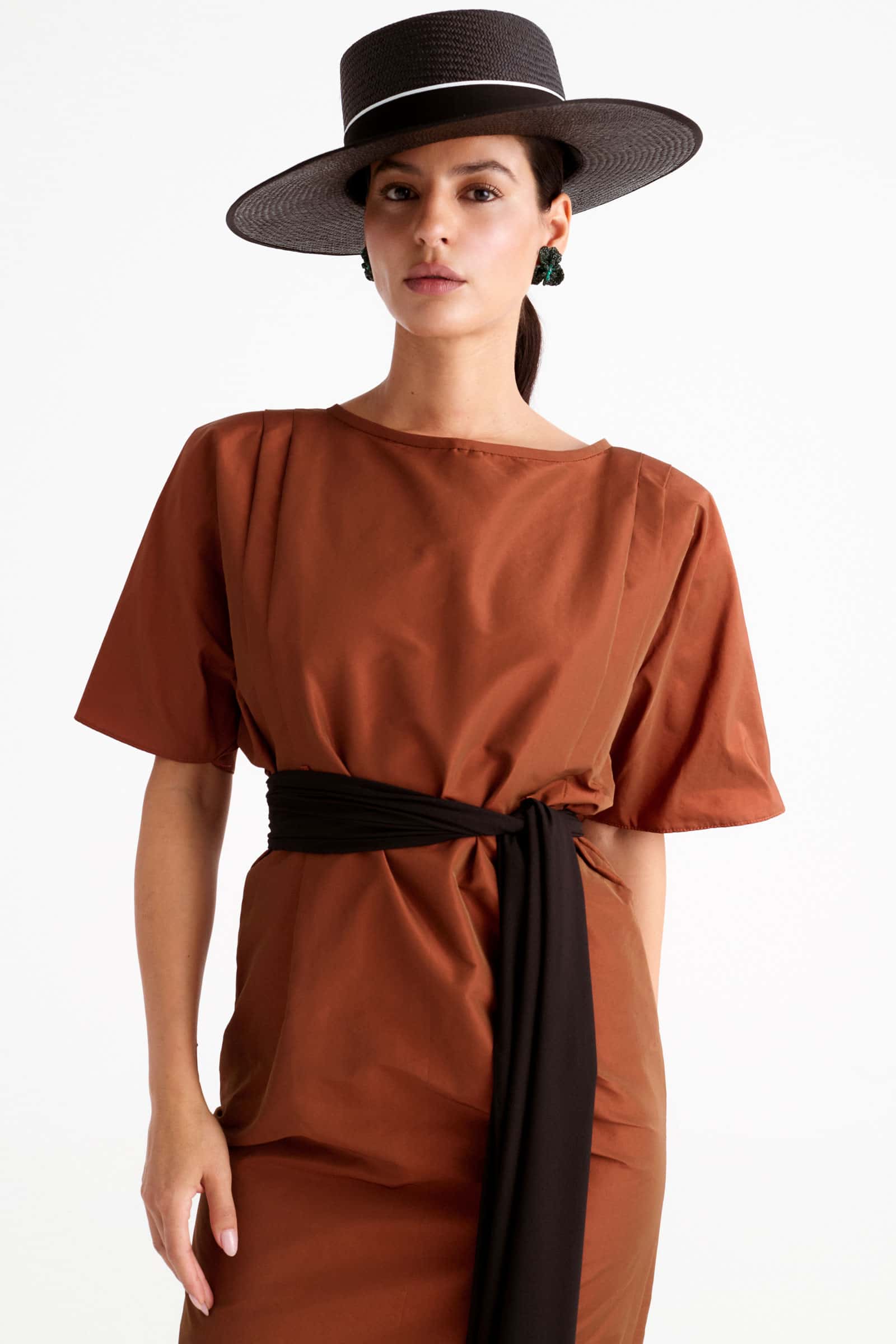 vestido de invitada marrón manga corta