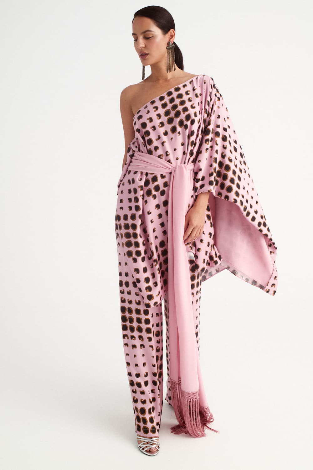 capa de invitada elegante