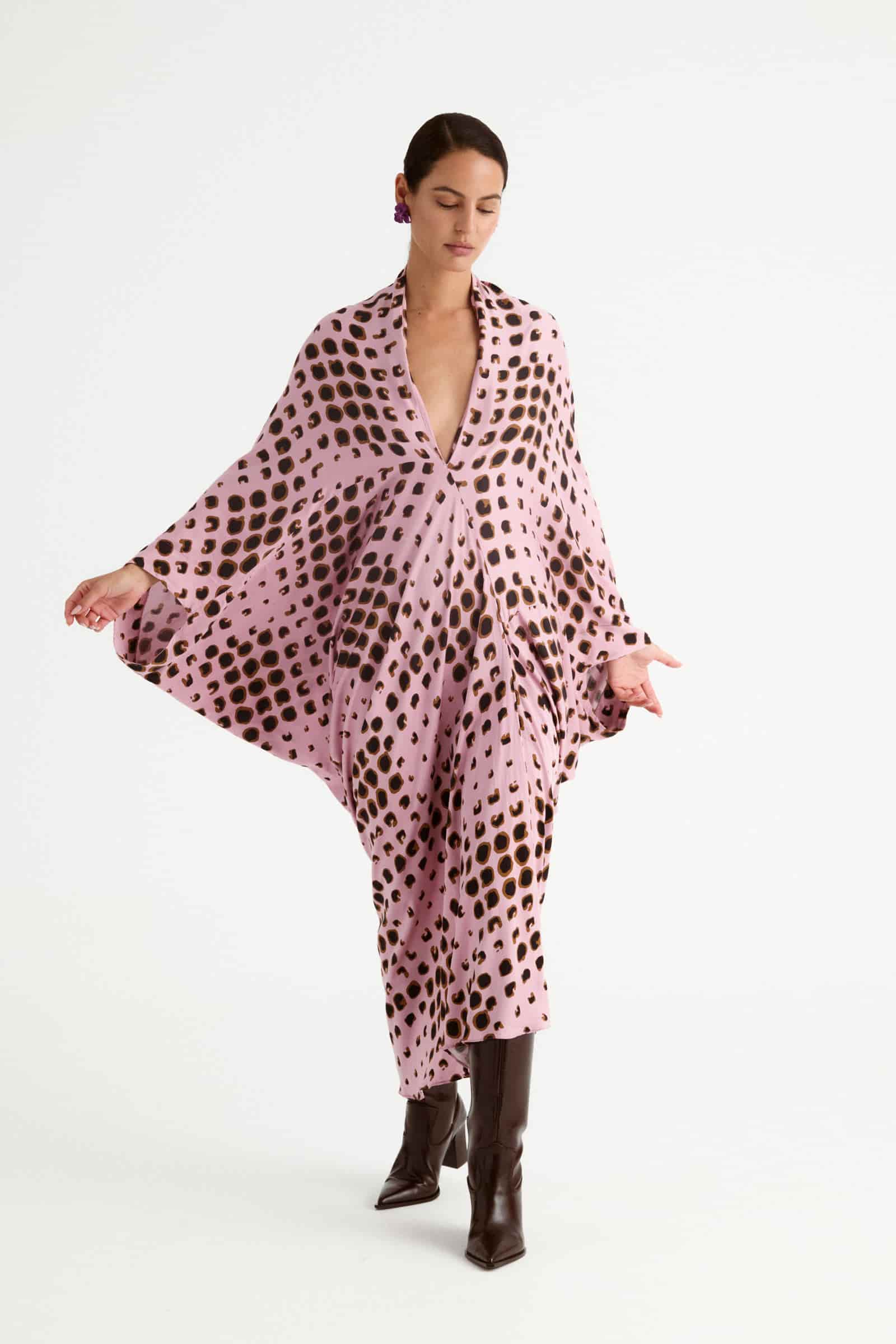 vestido de invitada rosa nude