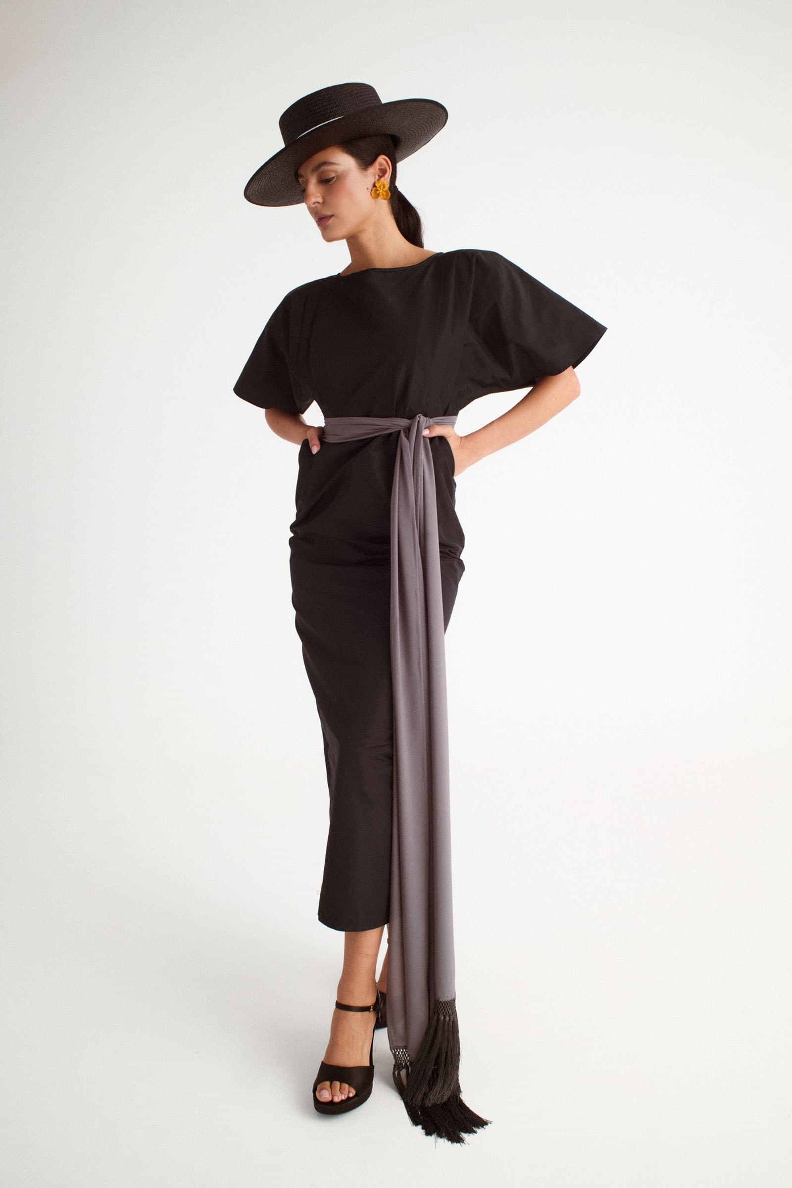 vestido invitada negro manga corta ancha